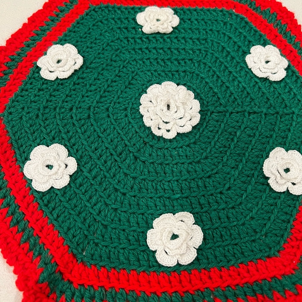 Vintage Christmas Crocheted Doily Table Topper Red Green White Flowers Retro - Picture 4 of 6